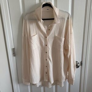 BKE Buckle Women's textured cream off white button down size large L boyfriend